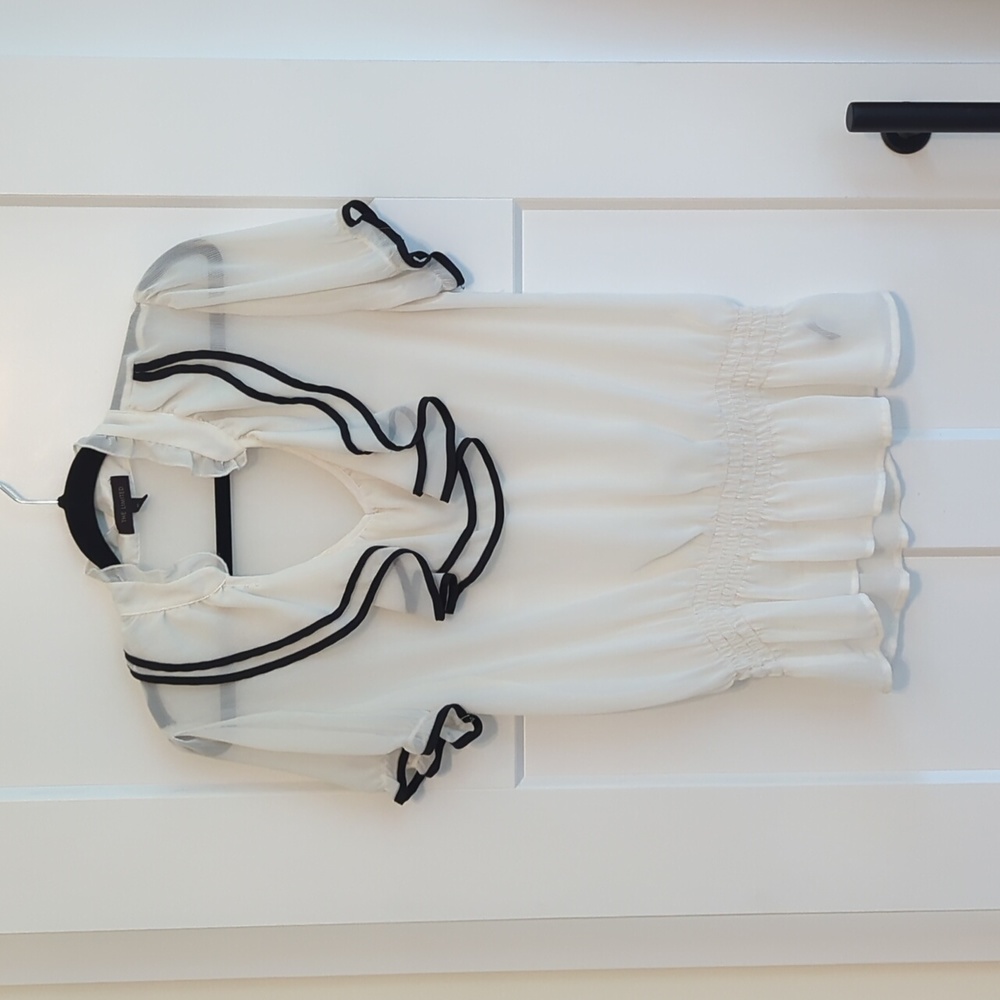 White and Black Feminine Blouse